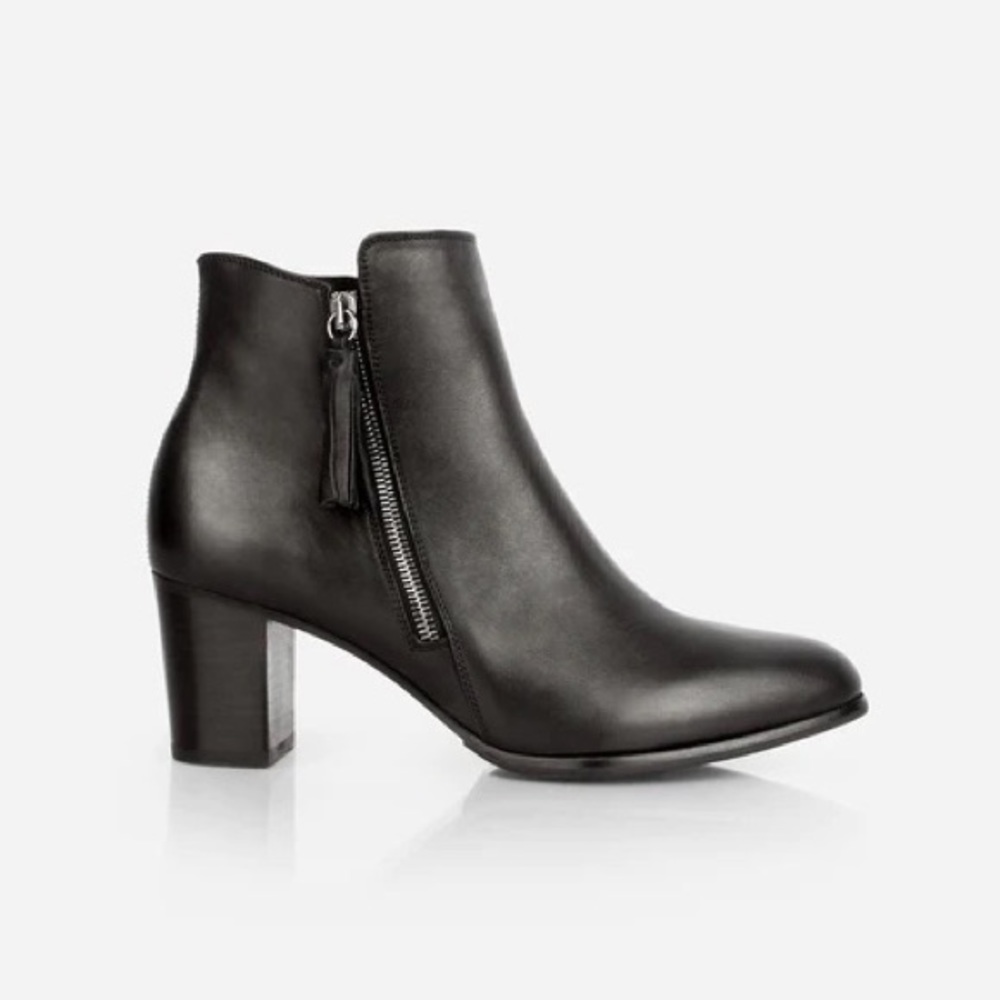 Poppy Barley Tassel Bootie size 8.5 black EUC